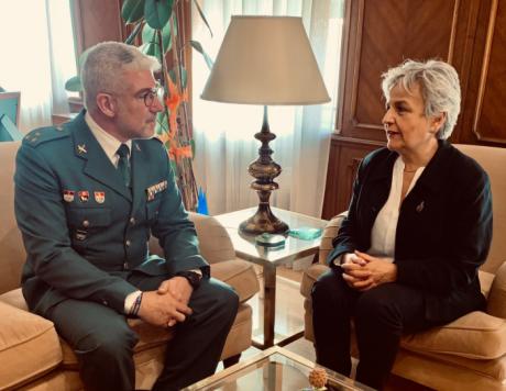 La subdelegada del Gobierno en Cuenca recibe al nuevo mando de la Guardia Civil, el capitán Sergio Arma