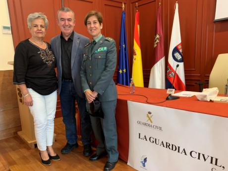 Lorenzo Silva cierra en Cuenca el ciclo ‘La Guardia Civil, realidad y servicio de una institución benemérita’