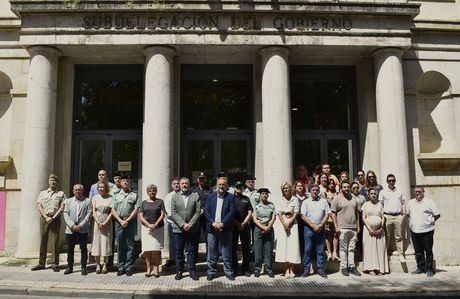 Minuto de silencio en la Subdelegación del Gobierno en Cuenca por el asesinato de Pilar, víctima de violencia de género en Málaga