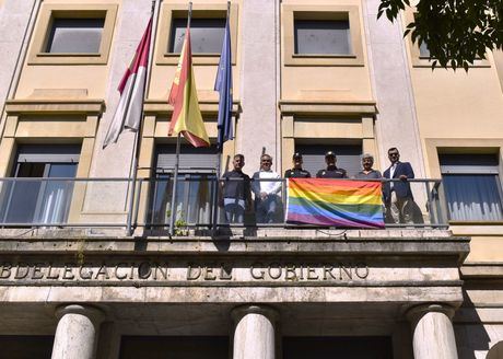La bandera arcoíris ondea en la Subdelegación del Gobierno en Cuenca con motivo del Día del Orgullo
 