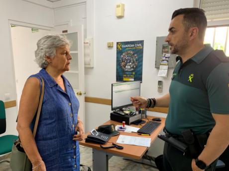 El cuartel de la Guardia Civil de Honrubia recibe la visita de la subdelegada del Gobierno en Cuenca