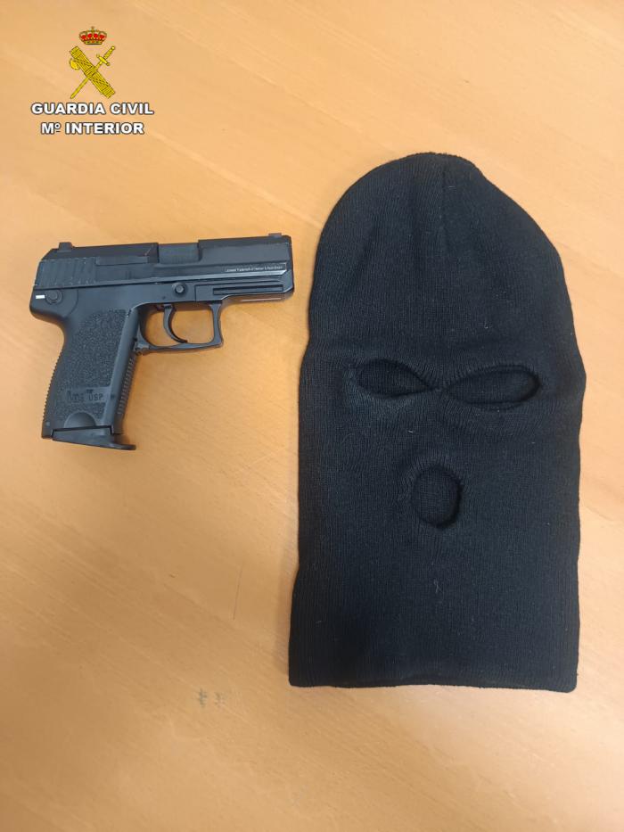 Un hombre intenta atracar una sala de apuestas en Azuqueca armado con una pistola falsa y acaba detenido por la Guardia Civil