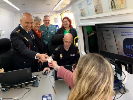 La Policía Nacional acerca la expedición de DNI y pasaporte al medio rural de Cuenca con el vehículo VIDOC