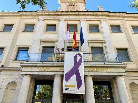 La Subdelegación del Gobierno en Cuenca despliega el lazo morado por el 25-N
