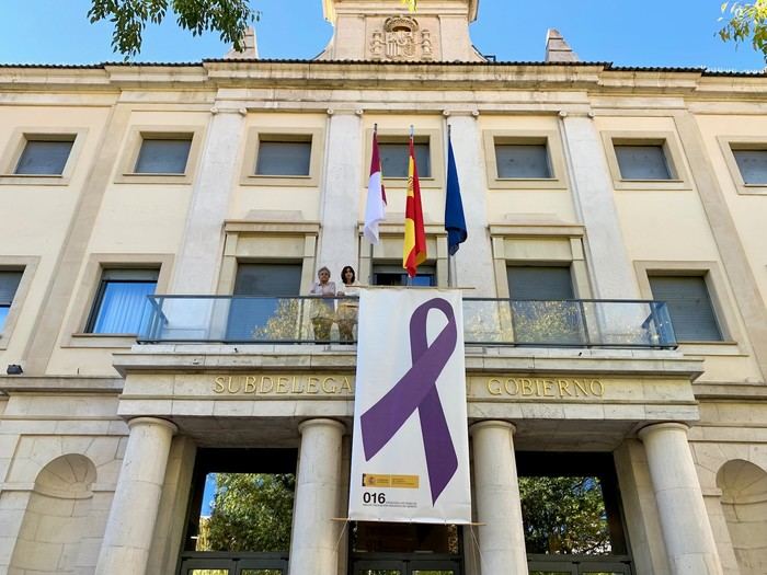 La Subdelegación del Gobierno en Cuenca despliega el lazo morado por el 25-N