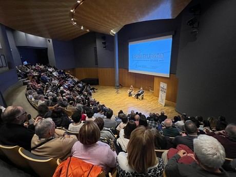 Xabier Fortes insta a cuidar la democracia en un acto con lleno absoluto en Cuenca