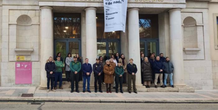 La subdelegada del Gobierno, M.ª Luz Fernández, junto a autoridades y efectivos de seguridad, durante el minuto de silencio celebrado en Cuenca en memoria de las víctimas de violencia de género.