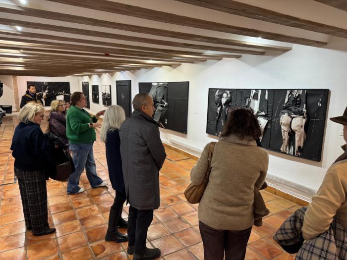 Visitantes participan en una de las visitas guiadas del ciclo ‘Paseos por el Arte’ en el Centro de Arte Contemporáneo de Cuenca, dentro de la programación de ‘España en Libertad. 50 años’.