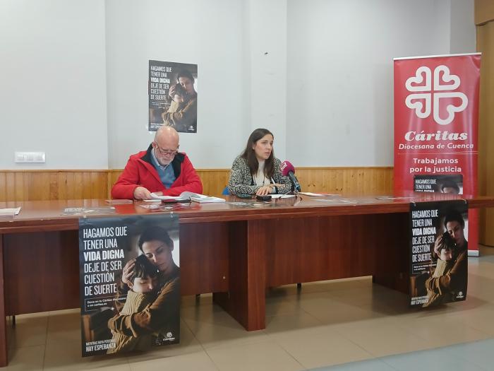 El director de Cáritas Diocesana de Cuenca, Luis Miguel Jiménez, junto a miembros de la organización, durante la presentación de la campaña navideña, que busca involucrar a toda la comunidad en la ayuda a personas vulnerables.