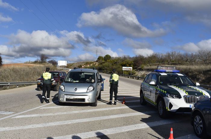 Agentes de la Guardia Civil durante un control de alcoholemia instalado en las vías de la provincia dentro de la campaña de la DGT.