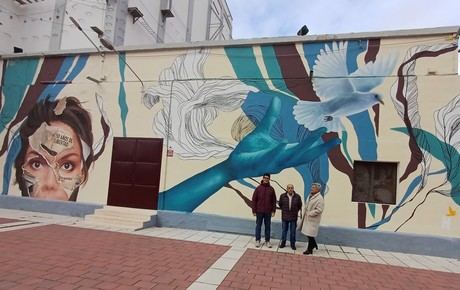 Chillarón inaugura un mural por la libertad en el silo municipal dentro de la campaña ‘España en Libertad. 50 años’