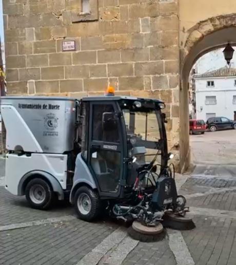 Huete moderniza la limpieza viaria con la adquisición de su primera barredora urbana
