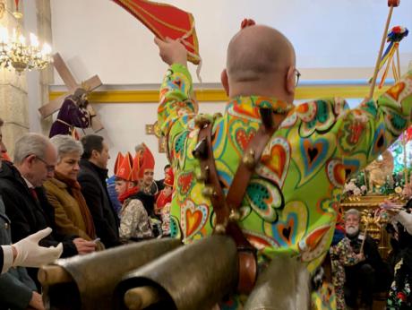 La subdelegada del Gobierno en Cuenca, M.ª Luz Fernández, junto a autoridades locales y responsables de las fuerzas de seguridad durante los actos de La Endiablada en Almonacid del Marquesado.