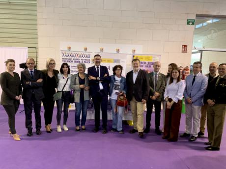 La Subdelegación del Gobierno instala un Punto Violeta en la Feria de FP de Cuenca
