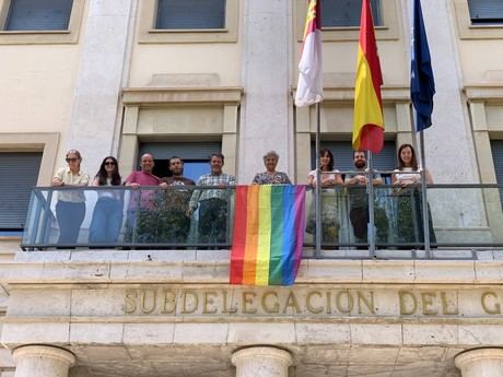 La Subdelegación del Gobierno en Cuenca coloca la bandera LGTBI+ por el Día Internacional del Orgullo