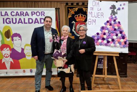 Huete homenajea a Soledad García Gascueña en el acto institucional del Día de la Mujer