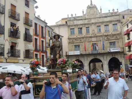 La imagen de San Roque desfila por las calles del Casco Antiguo