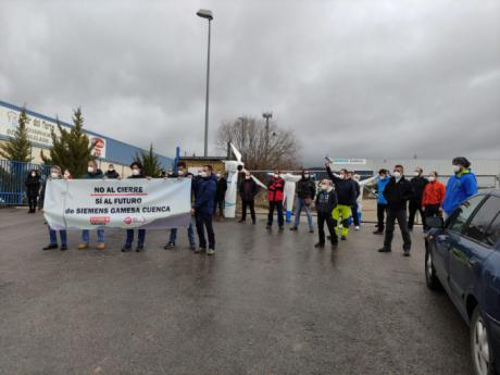 Los trabajadores de la planta de Siemens Gamesa se concentran en rechazo del cierre de la planta de Cuenca