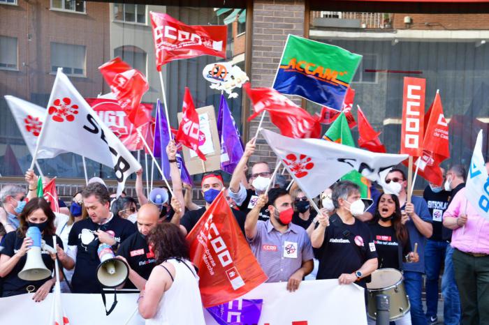 Más de 500 trabajadores de toda la región se concentran en Toledo contra el ERE que pretende ejecutar Caixabank