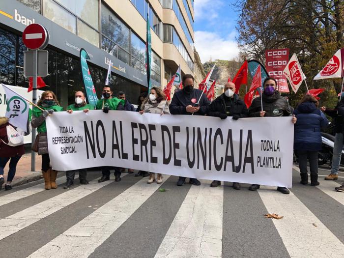 La plantilla de Unicaja secunda masivamente la huelga en contra del ERE