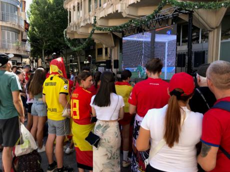 La Plaza Mayor enloquece con la victoria de la roja en el Mundial de Fútbol