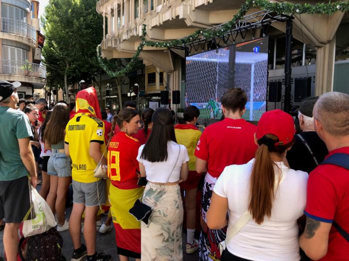 La Plaza Mayor enloquece con la victoria de la roja en el Mundial de Fútbol