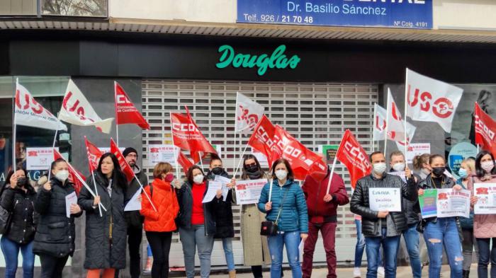 Seguimiento unánime en la huelga contra el ERE en Perfumerías Douglas