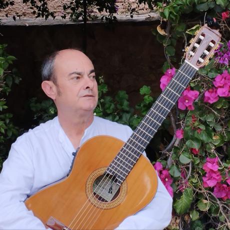 Javier Moya explora sus orígenes con la guitarra como guía
