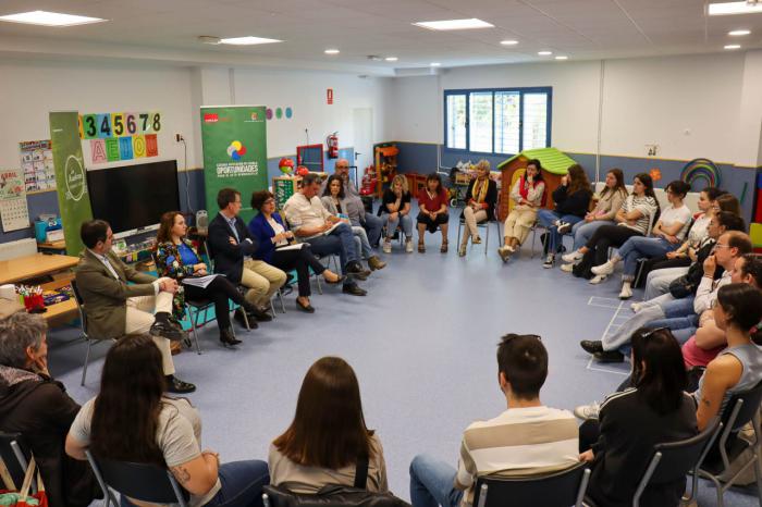 Una veintena de estudiantes de educación recibirán formación específica en Escuela Rural y Comunidad