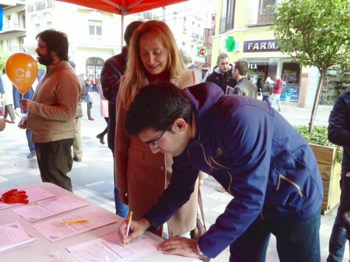 Ciudadanos inicia una recogida de firmas para reclamar a Fomento un aparcamiento gratuito en la estación del AVE