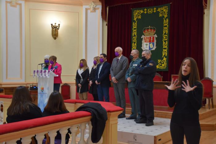 La Diputación acoge la lectura del manifiesto contra la Violencia de Género que ha sido leído por una mujer que ha sufrido este maltrato