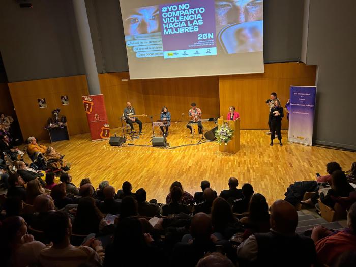 Cuenca visibiliza la violencia machista en la juventud y el ámbito digital en el acto institucional del 25N