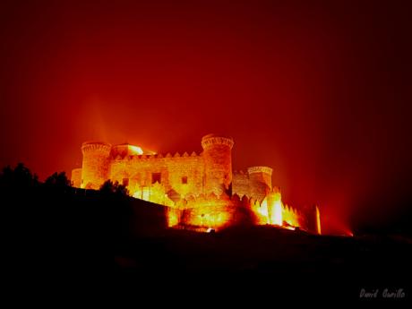 El castillo de Belmonte y el Hospital de Santiago se iluminan de rojo para celebrar el cumpleaños del Rey Felipe