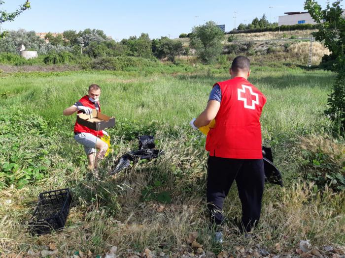 Cruz Roja vuelve a movilizarse contra el abandono de residuos en la naturaleza sumándose a ‘1m2 contra la basuraleza’