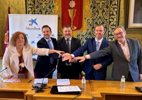 El Ayuntamiento de Cuenca y MicroBank firman un convenio de colaboración para incentivar el autoempleo y la actividad emprendedora