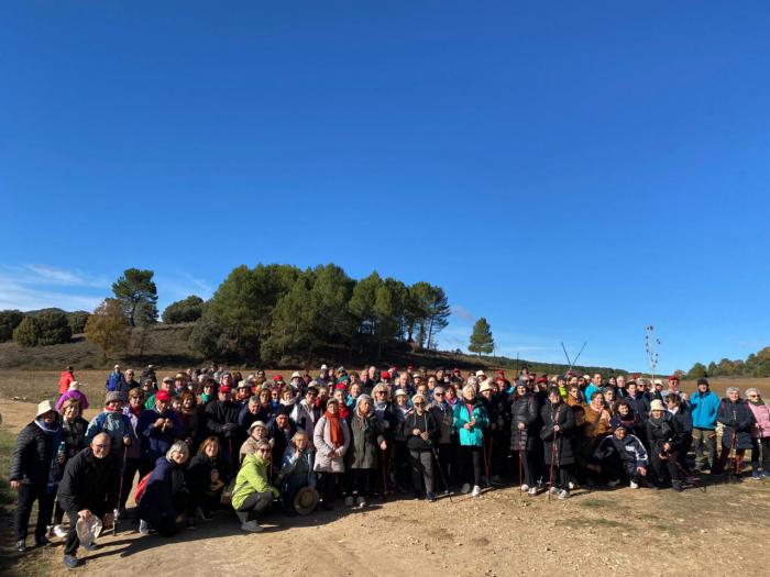 Sotos cierra el calendario de rutas senderistas para mayores de 2025 con récord de participación