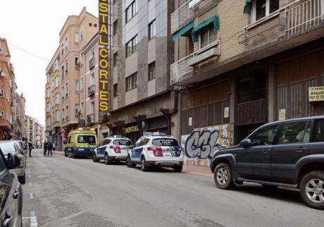 Trasladado al Virgen de la Luz a un hombre tras sufrir un brote psicótico y arrojar objetos desde su domicilio en la calle Ramón y Cajal