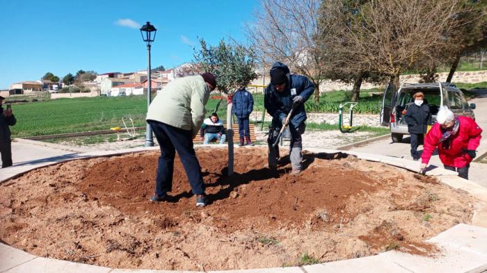 El Ayuntamiento de Chumillas y UAPE, Equipo Europa CLM planta un árbol por Europa