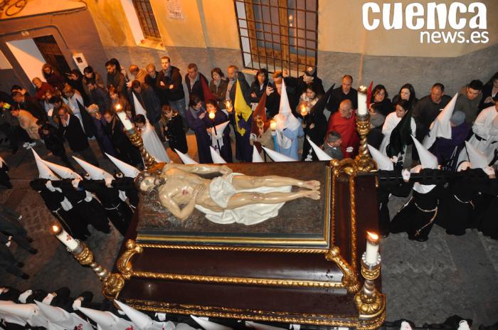 La procesión del Santo Entierro pendiente del cielo y de la amenaza de lluvia