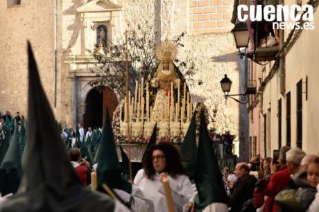 Con la vista al cielo para la procesión de “El Perdón”