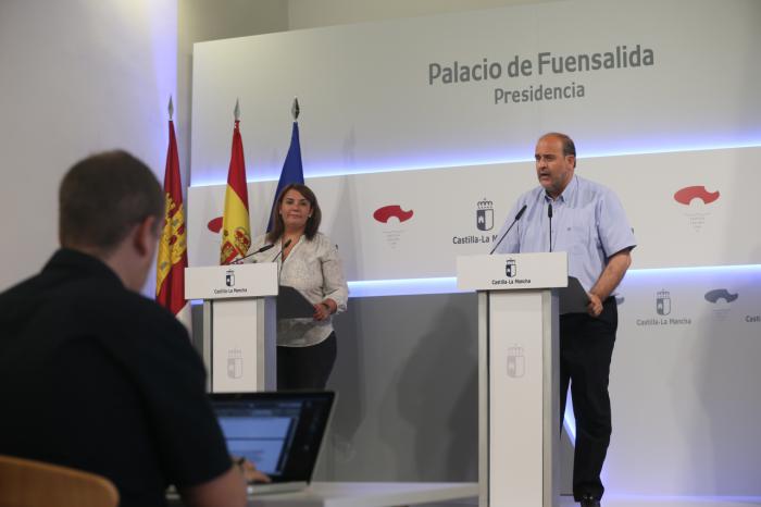 Page firma los decretos que modifican el Gobierno, en el que entra Podemos