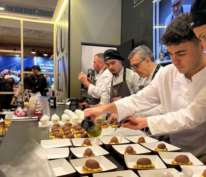 El alumnado del Grado Básico de Cocina y Restauración del IES Fray Luis de León, junto a su profesor y profesionales del sector, durante su participación en el stand de la Diputación de Cuenca en Madrid Fusión 2026.