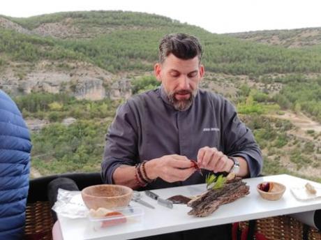 Un globo aerostático, dinosaurios, un trío de cuerda en el MUPA y el Júcar para promocionar la candidatura a Capital Española de la Gastronomía en su recta final