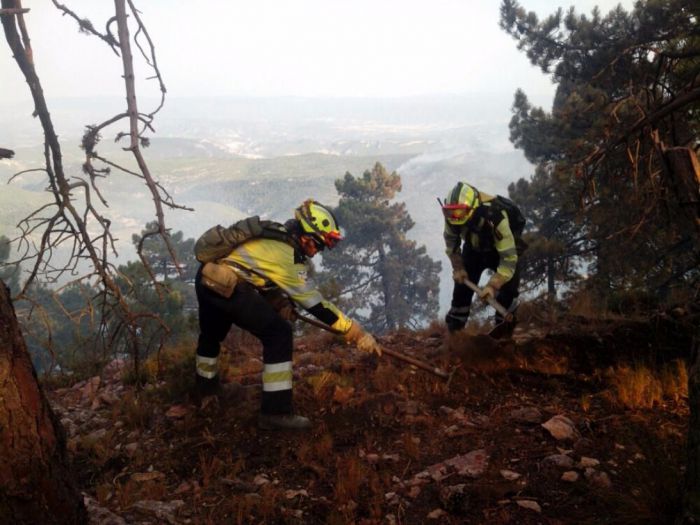 El Gobierno regional mantiene las labores de vigilancia y extinción de los focos del perímetro interior del incendio de Yeste