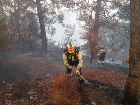 23 Medios y 86 personas trabajan en extinguir el incendio de Cañamares