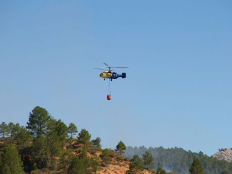 Diez medios siguen hoy trabajando en el incendio de Cañamares