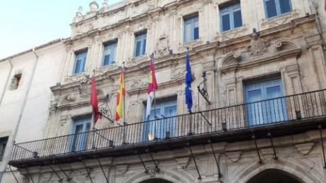 Ciudadanos pide que la bandera de Barcelona ondee a media asta en el balcón del Ayuntamiento durante los tres días de luto oficial