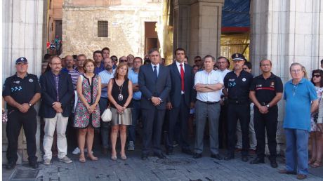 El Ayuntamiento recuerda en silencio a las víctimas de los atentados de Barcelona y Cambrils