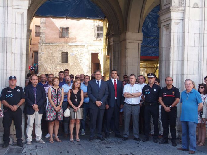 El Ayuntamiento recuerda en silencio a las víctimas de los atentados de Barcelona y Cambrils