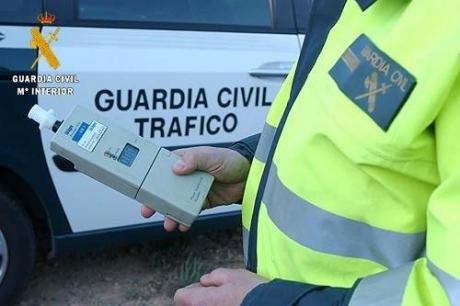 La Guardia Civil detiene a una persona por conducir un vehículo sustraído bajo la influencia del alcohol